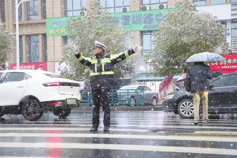 1月22日，新余市公安局交警支队全警出动，清理道路积雪，排除安全隐患，并在各中小学门口执勤，保障学生出行安全。江西日报全媒体记者 邹宇波摄
