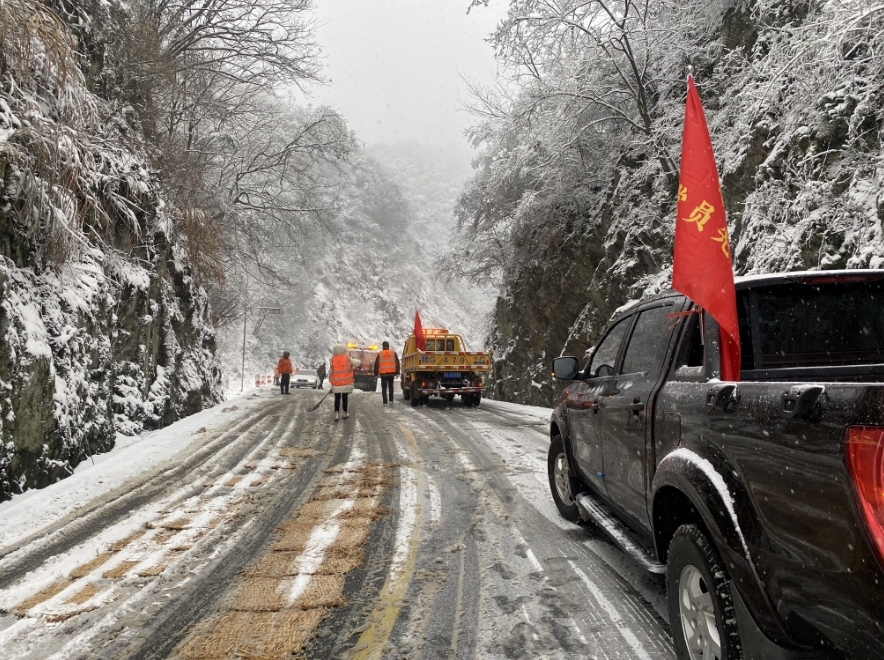 武宁公路分中心全力应对冰冻雨雪 确保道路安全畅通
