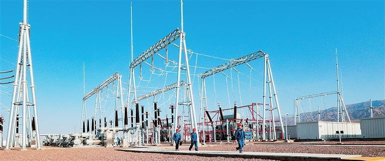 工人在山丹县东乐北滩330千伏汇集站检查检修