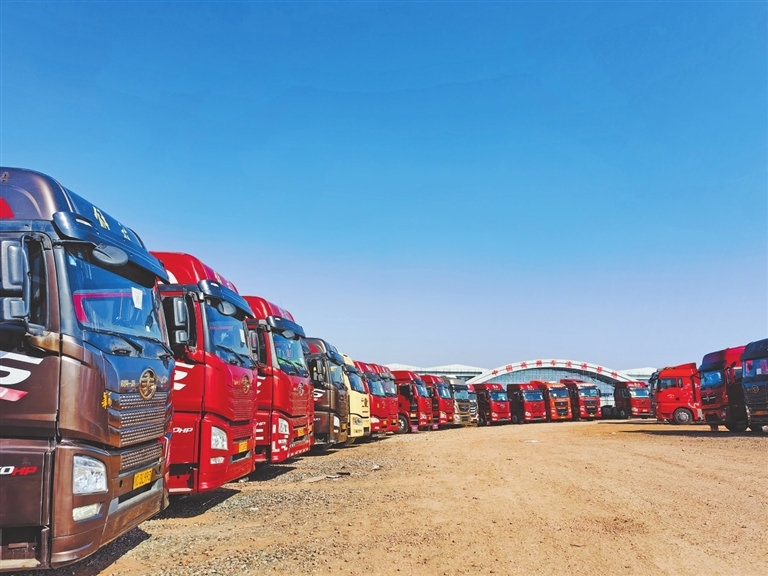 整装待发的货车. 江西日报全媒体记者 付强摄