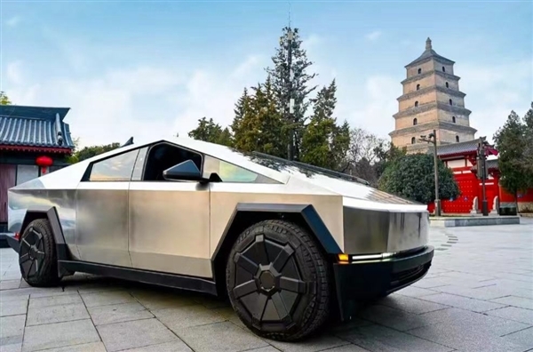 特斯拉Cybertruck现身西安:古城墙下拍照意外和谐