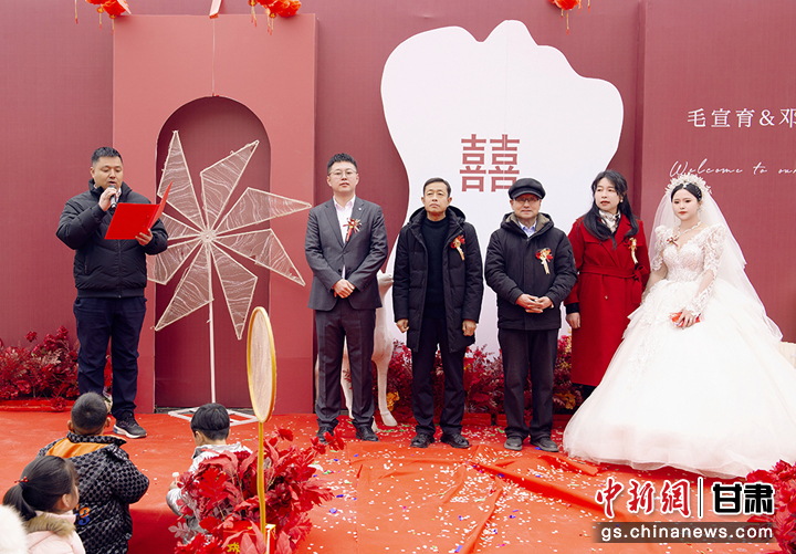 图为成县店村镇政府负责人为新婚证婚　冯永利　摄