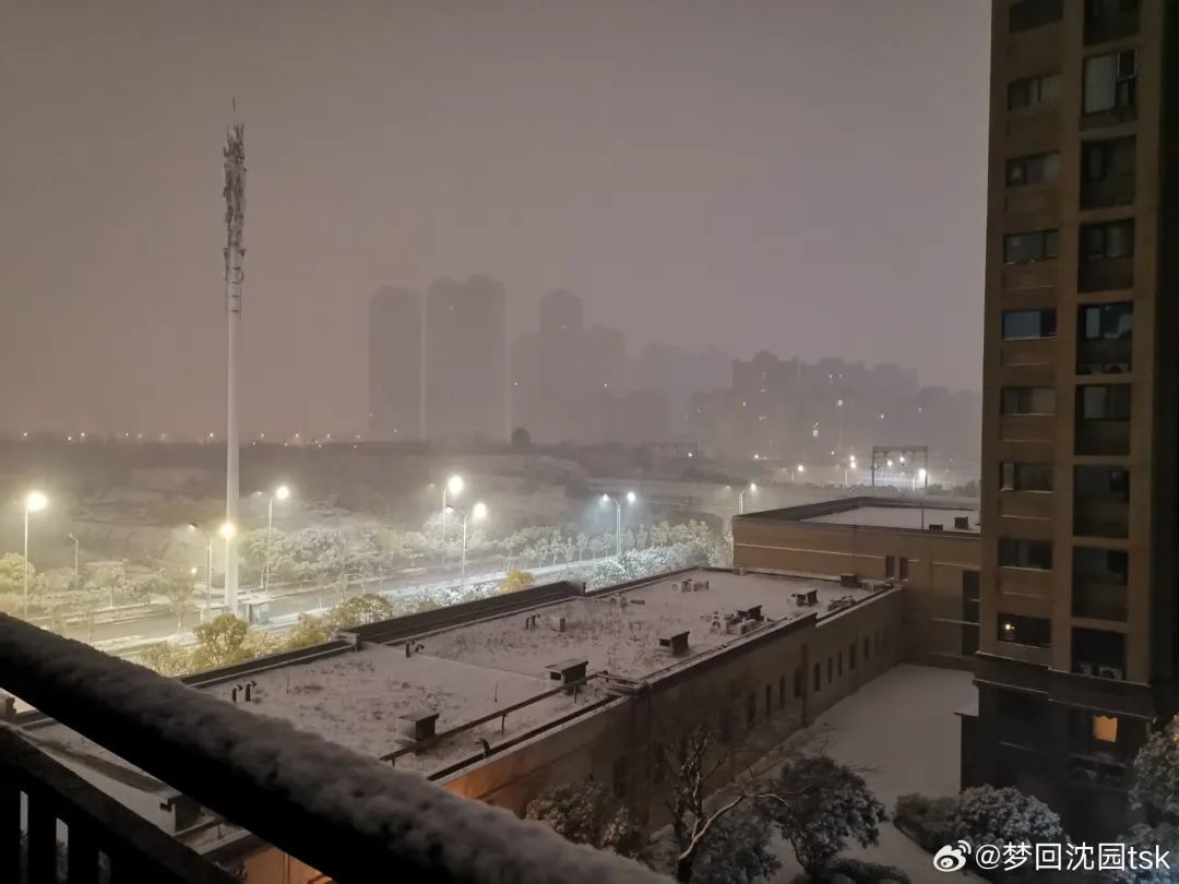 南昌暴雪一夜“白头”！城市道路有积雪 注意路况安全