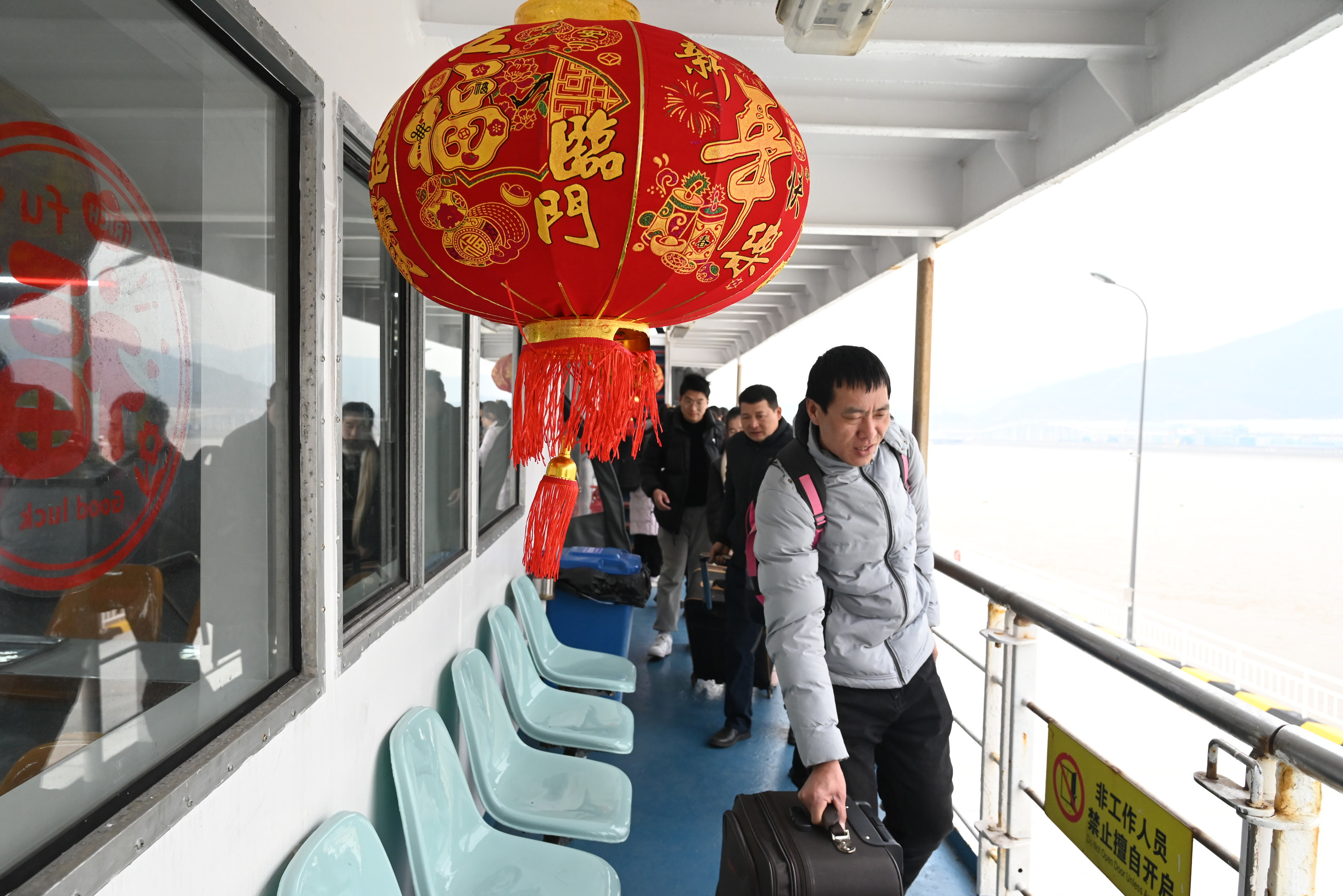 直击春运|宁波最大水上客运码头投用 湖北一家人坐船在浙江海岛团聚！