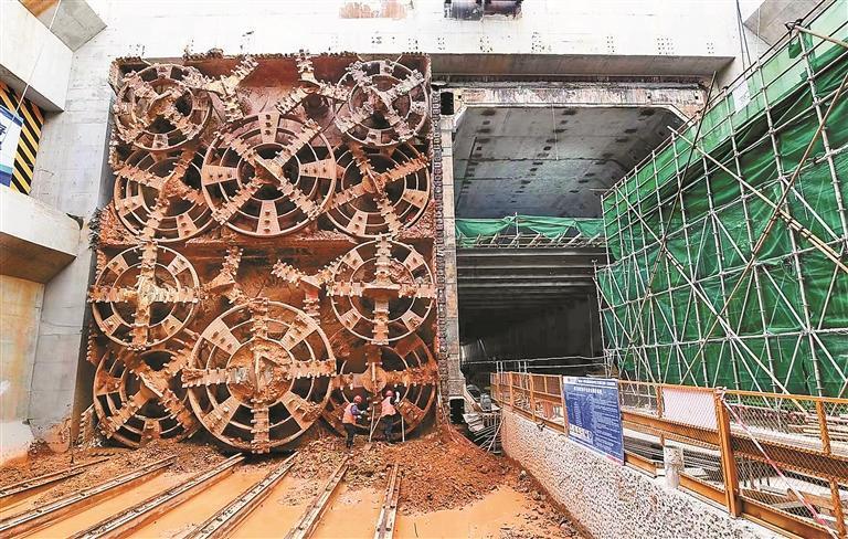 世界最大断面矩形顶管暗挖地铁车站顺利贯通