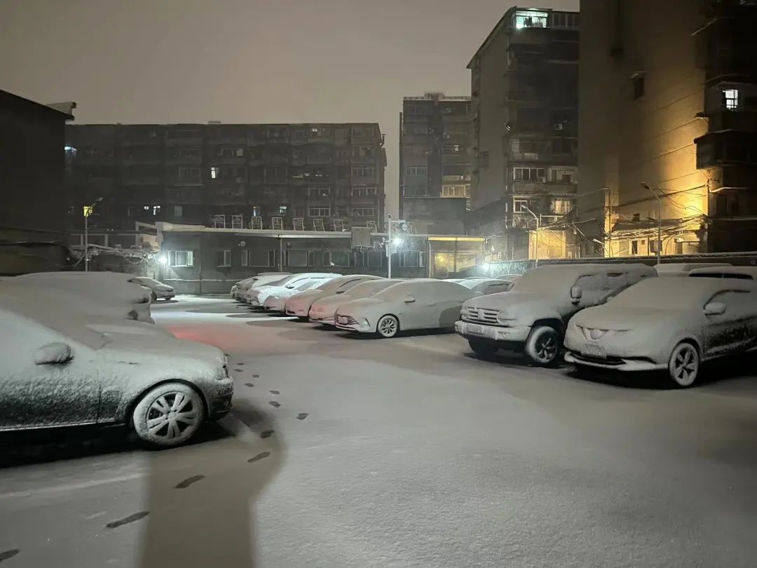 南昌暴雪一夜“白头”！城市道路有积雪 注意路况安全