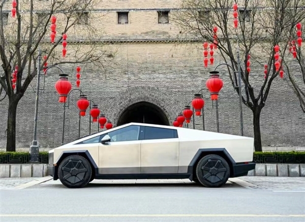 特斯拉Cybertruck现身西安:古城墙下拍照意外和谐