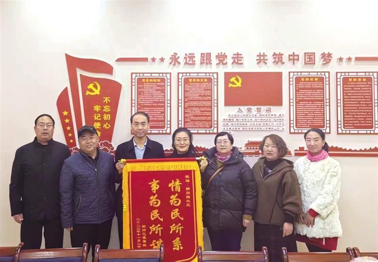 梁金花（右三）