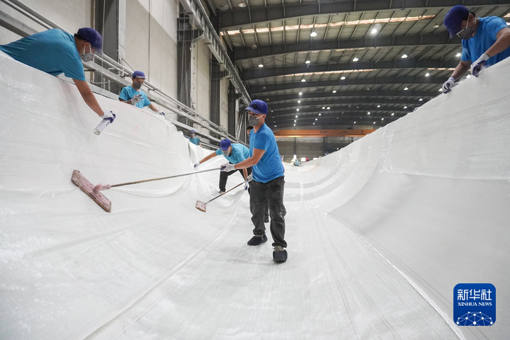 1月23日，在位于酒泉经济技术开发区的中材科技（酒泉）风电叶片有限公司，工作人员生产风机叶片。新华每日电讯记者　马希平　摄