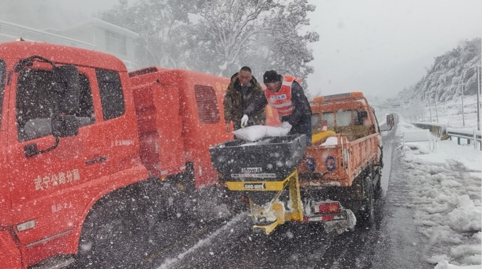 武宁公路分中心全力应对冰冻雨雪 确保道路安全畅通