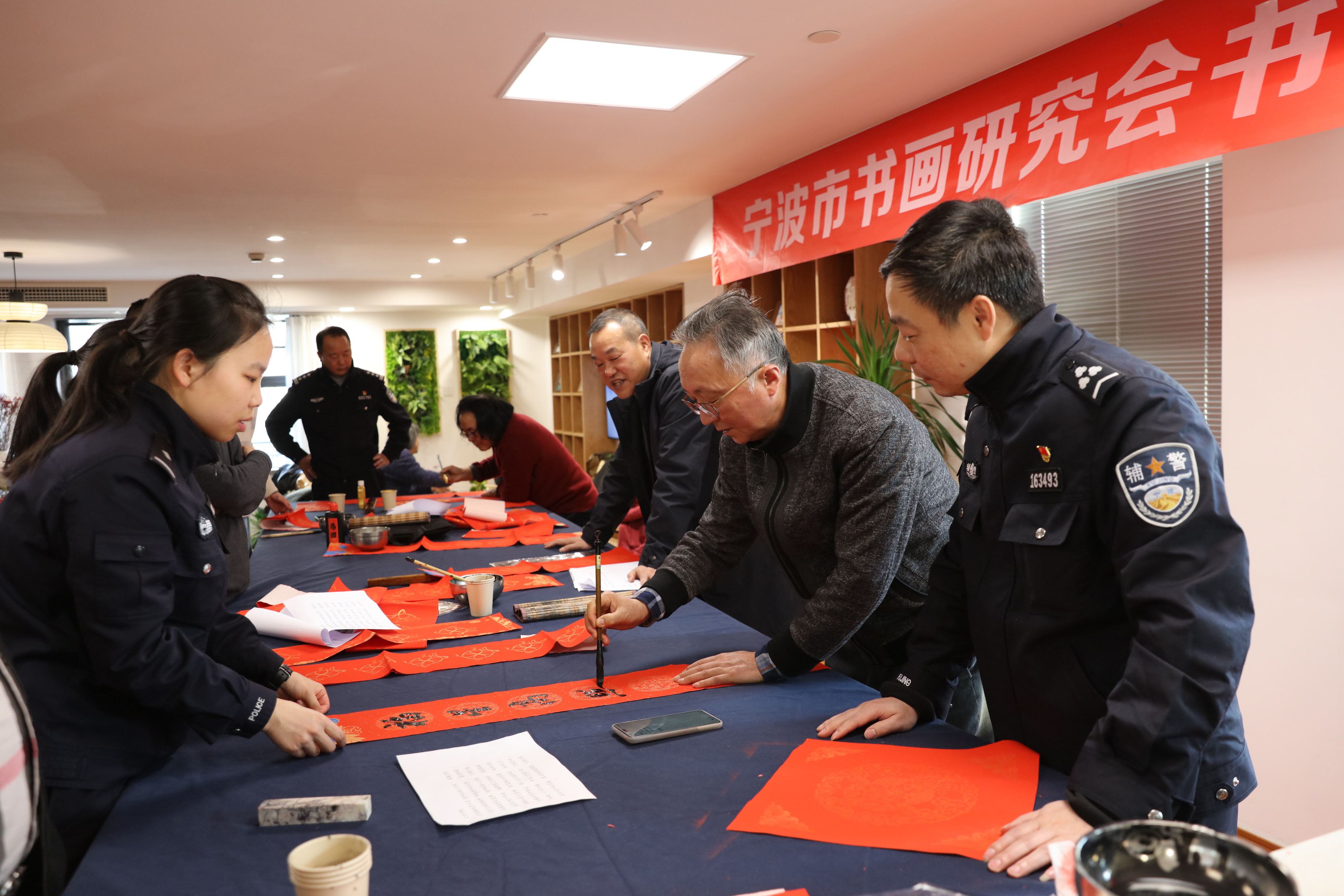 1月25日下午,宁波书画研究会的李羡唐,陆爱国,朱秀平,邓长青,朱国威