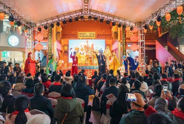 △市民游客观看非遗传承人现场展演。