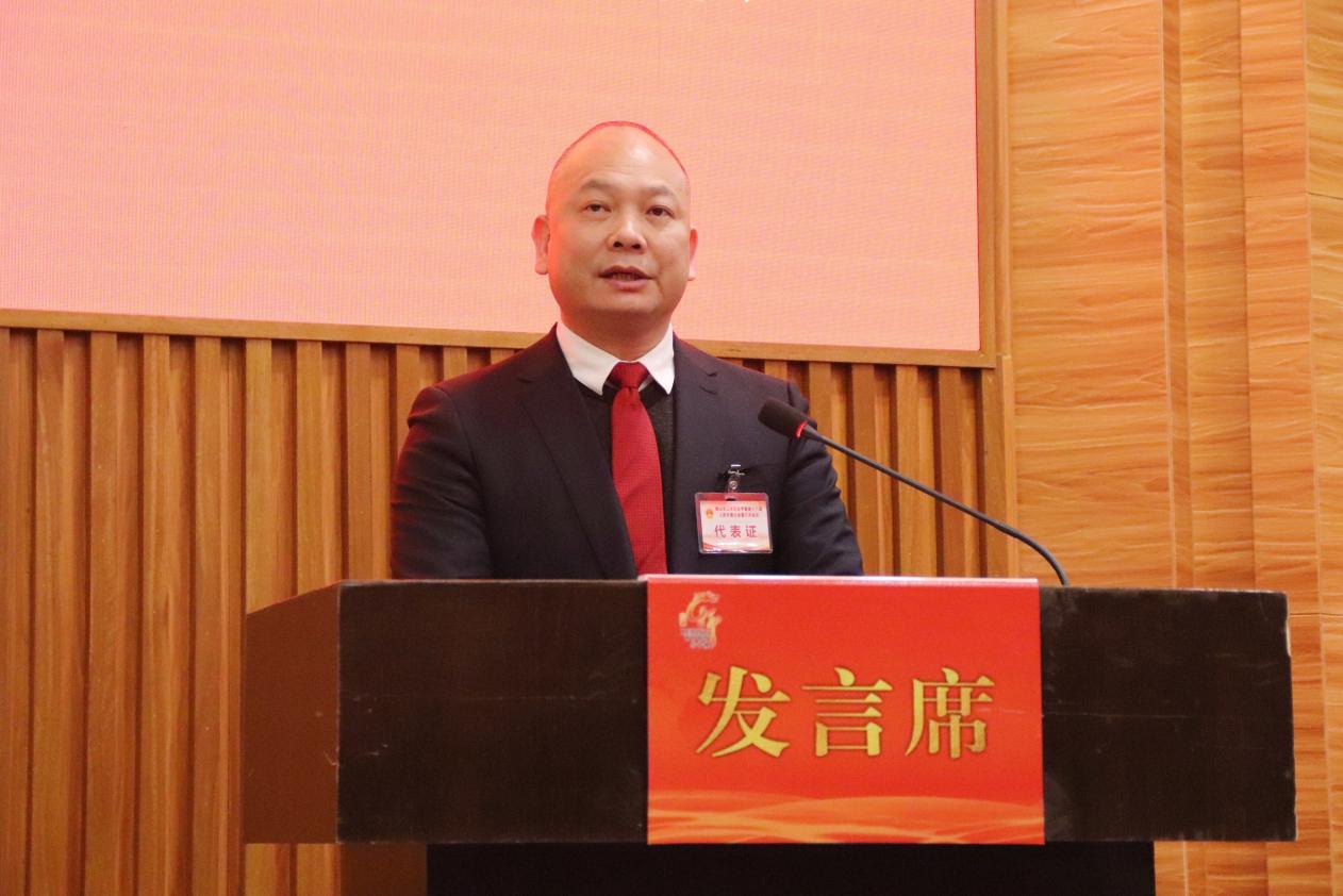 乐平镇镇长罗杰成代表镇政府向大会作政府工作报告