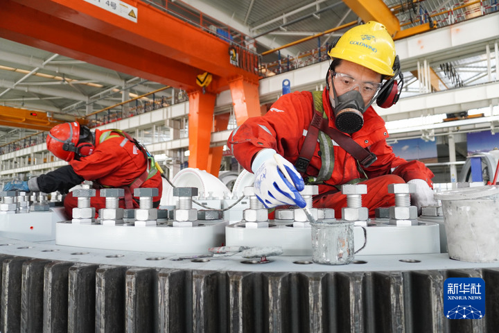 1月23日，在位于酒泉经济技术开发区的甘肃金风风电设备制造有限公司，工作人员进行风机总装。新华每日电讯记者 马希平 摄