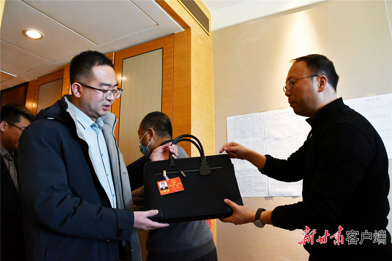 代表们正在领取会议相关资料