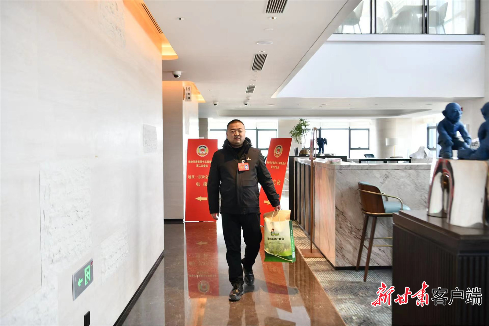 报到当天，省政协委员赵武强带来了陇南特产。