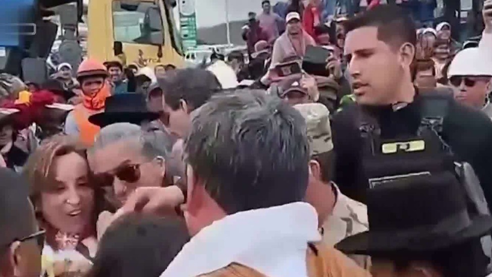 秘鲁总统视察期间遭反对者拉扯拖拽
