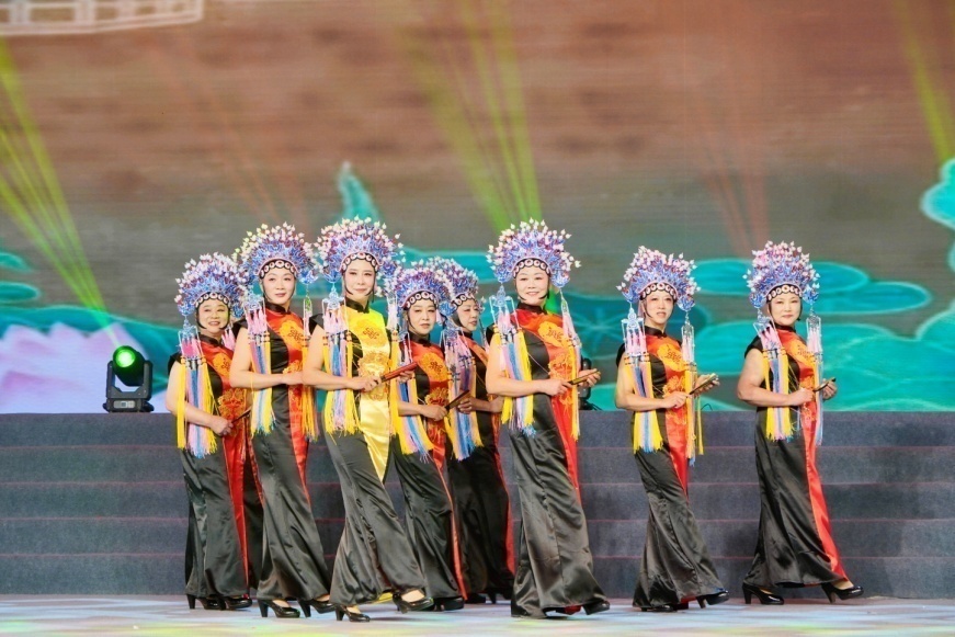 南京全国旗袍诗歌春晚传递着时尚与传统的精致和本源