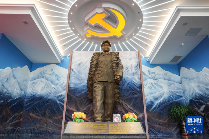 这是1月23日在玉门铁人王进喜纪念馆拍摄的王进喜雕像　新华每日电讯记者　马希平　摄
