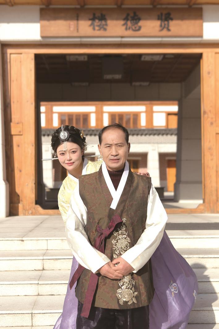 刁女士和父亲留影