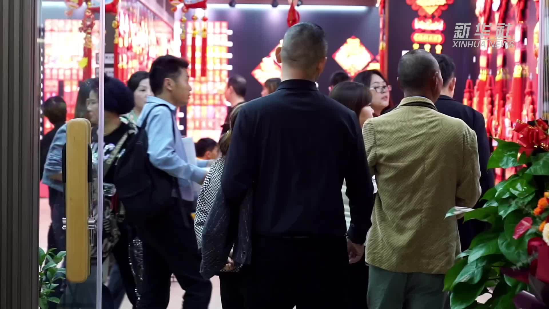 “龙”滕四海 义乌商家乘“龙”之势线上海外齐拓市场