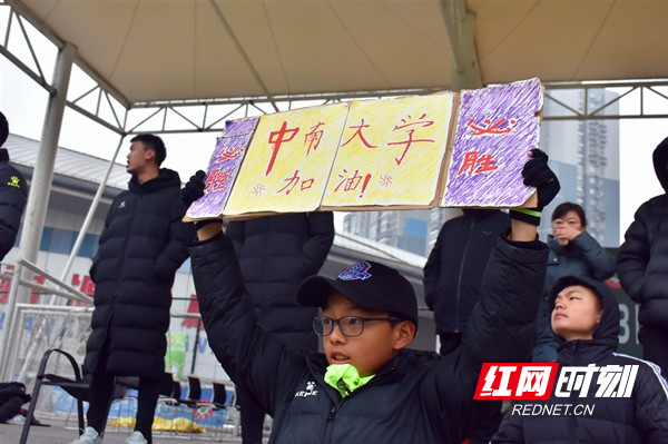 一位小球迷打出手绘的标语,为中南平江之星(中南大学足球队为班底)加油。摄影/符洹雨