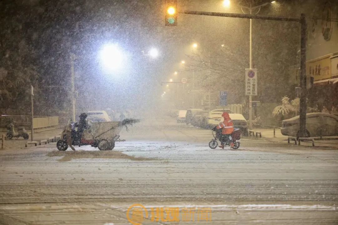 南昌暴雪一夜“白头”！城市道路有积雪 注意路况安全