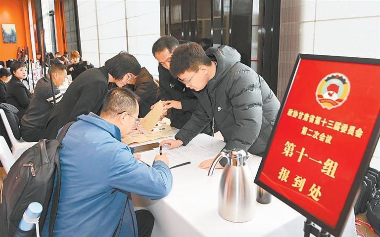 1月21日，出席政协甘肃省十三届二次会议的政协委员陆续报到。新甘肃&middot;甘肃日报记者　丁凯