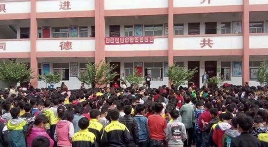 河南方城县一学校宿舍发生火灾 13死1伤