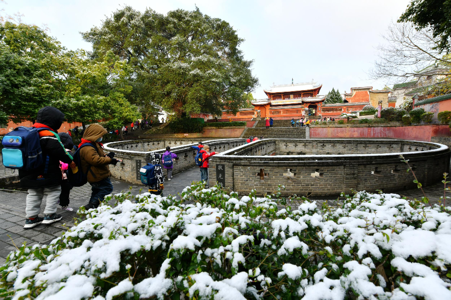 一夜之间，赣州文庙披上了一层白雪，景色如画。