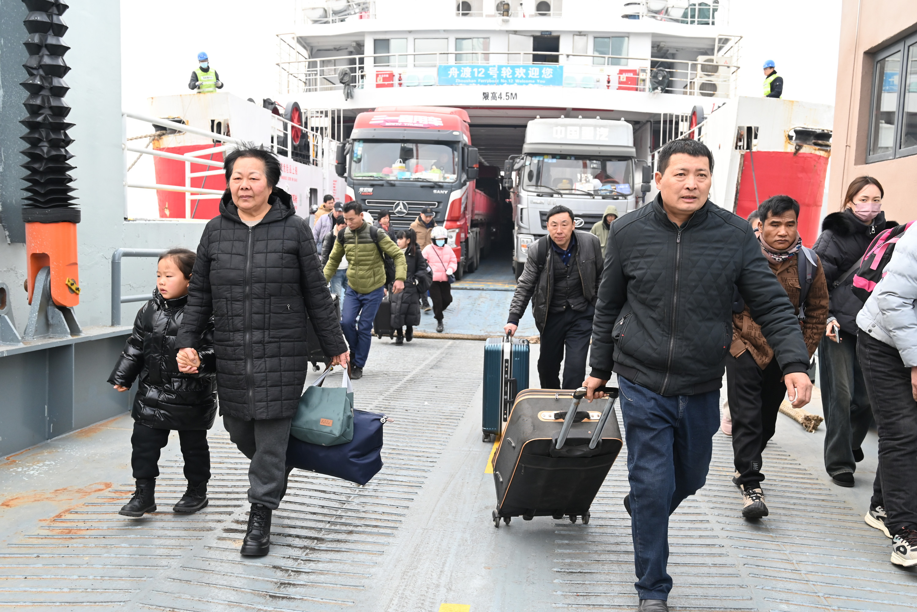 直击春运|宁波最大水上客运码头投用 湖北一家人坐船在浙江海岛团聚！
