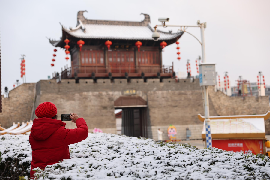 市民打卡军门楼。