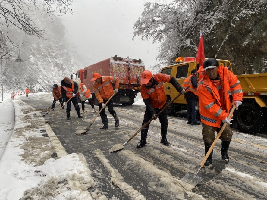 武宁公路分中心全力应对冰冻雨雪 确保道路安全畅通