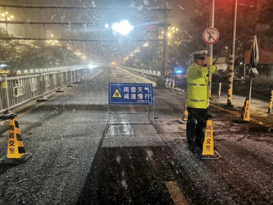 南昌暴雪一夜“白头”！城市道路有积雪 注意路况安全
