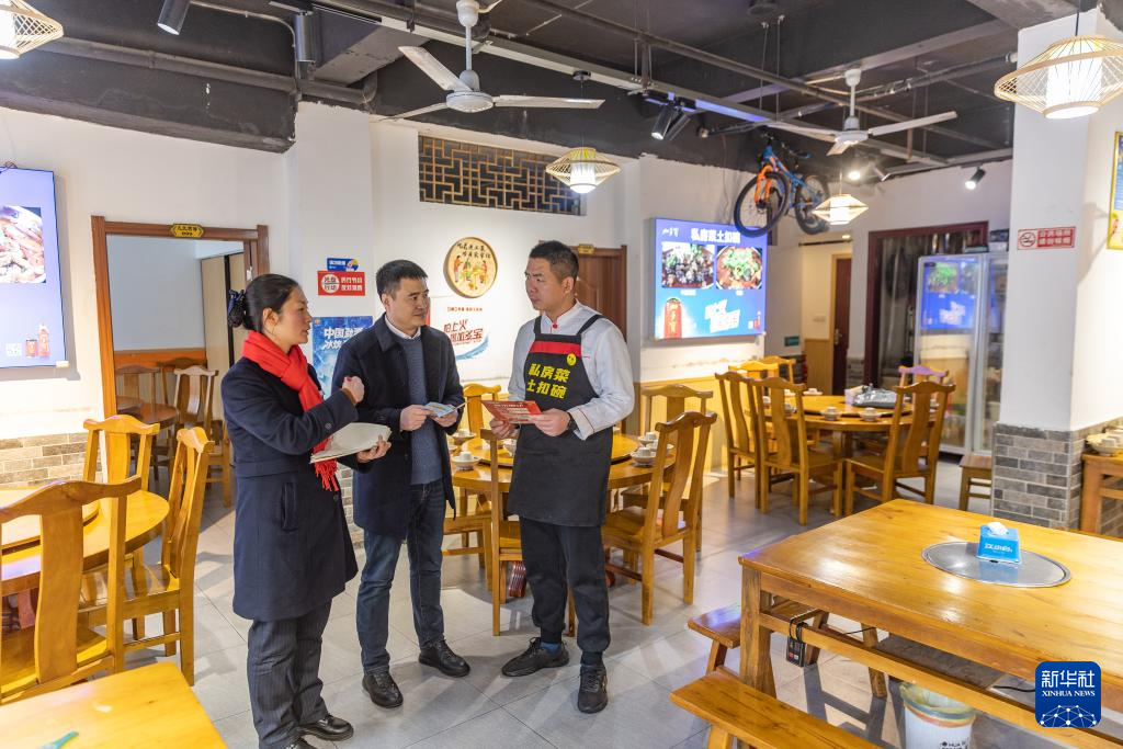 1月23日,在重庆市云阳县青龙街道,中国建设银行云阳支行普惠信贷员来到辖区内一家餐馆,为商户介绍普惠金融政策。