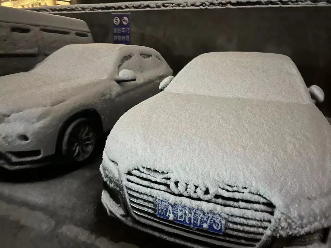 南昌暴雪一夜“白头”！城市道路有积雪 注意路况安全