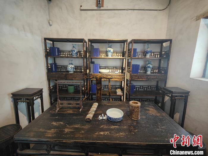 图为叶县县衙陈列的办公桌。 杨大勇 摄