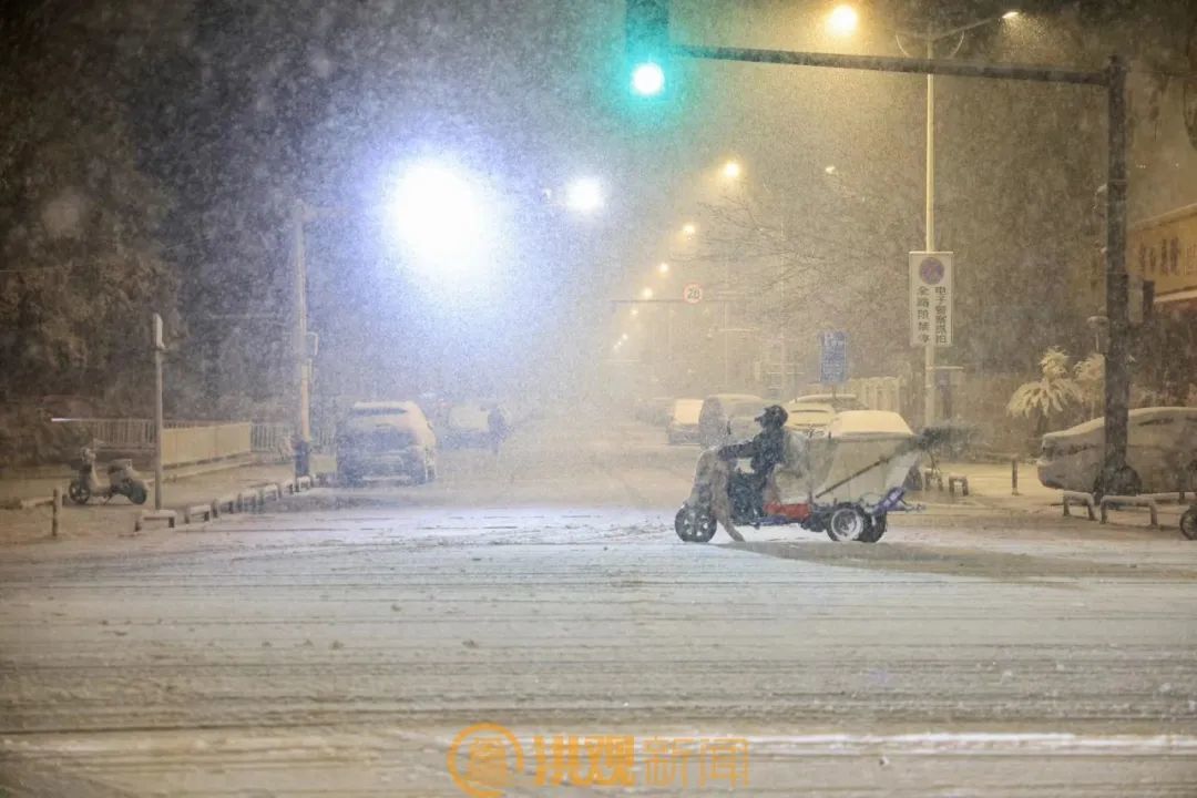 南昌暴雪一夜“白头”！城市道路有积雪 注意路况安全