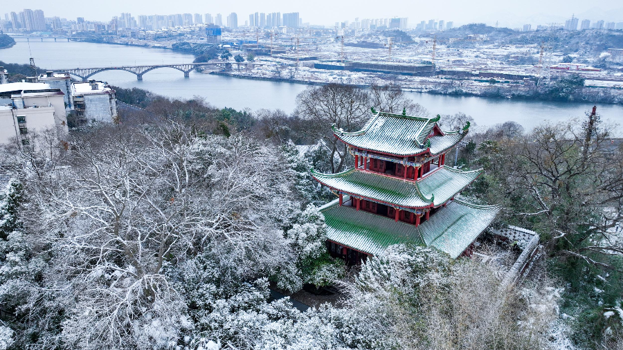 贺兰山上白雪皑皑，山下章江北去。