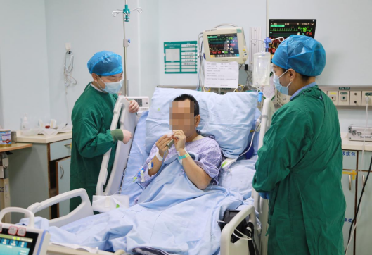 重症监护室医护人员精心护理段先生