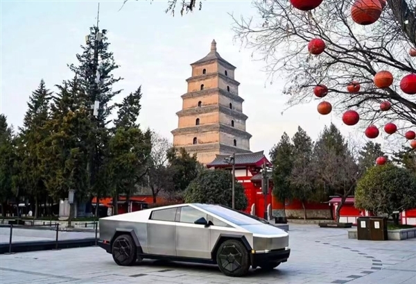 特斯拉Cybertruck现身西安:古城墙下拍照意外和谐