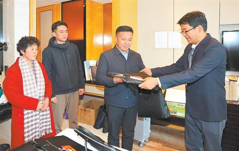1月21日，出席省十四届人大二次会议的人大代表陆续抵达驻地，向大会报到。新甘肃&middot;甘肃日报记者　田蹊