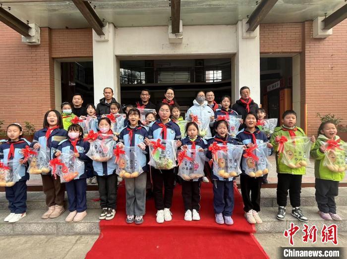 1月25日，位于南昌市青山湖区市郊的胡家小学，举行了一场别出心裁的期末嘉奖仪式，六个年级的“三好学生”除了奖状之外，还收到了学校发放的芋头、芹菜、红薯、香葱等12种果蔬。王剑 摄