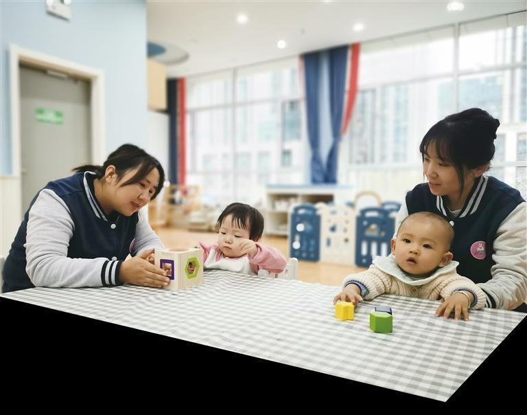 “老师妈妈”在照顾孩子们