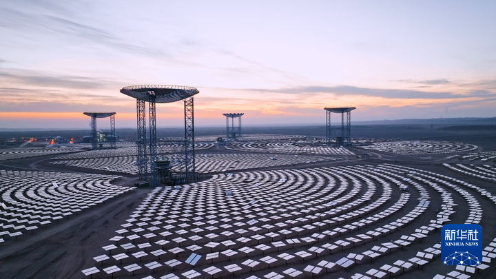 这是在甘肃省玉门市拍摄的玉门鑫能熔盐塔式5万千瓦光热发电项目　（玉门市委宣传部提供）