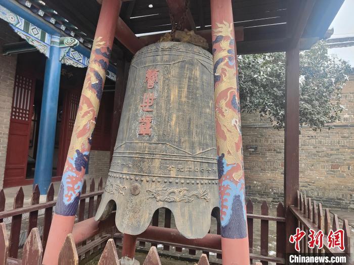 图为叶县县衙里的警世钟。 杨大勇 摄