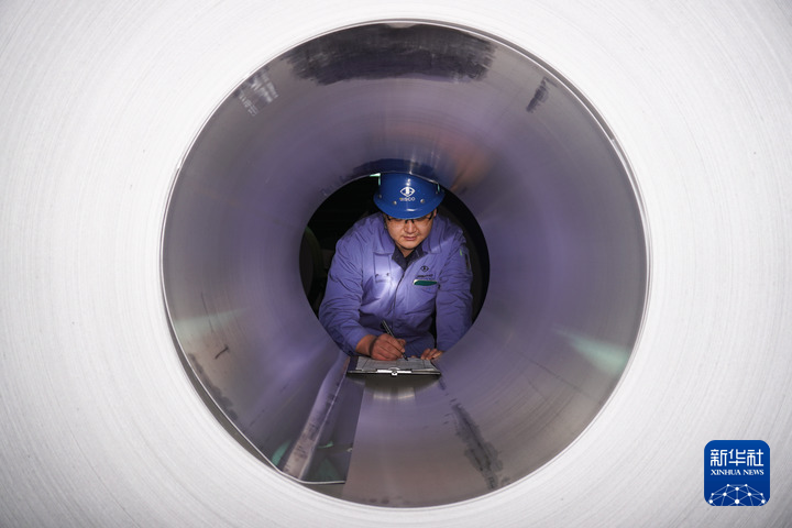 1月23日，在酒钢集团宏兴股份有限公司，工作人员核对半成品不锈钢卷的信息。新华每日电讯记者　马希平　摄