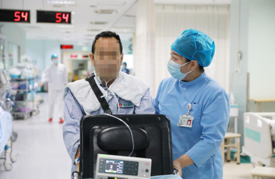 恢复迅速的段先生已经能够下地活动