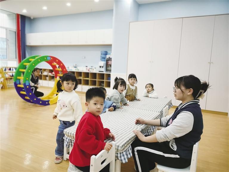 “老师妈妈”与孩子们互动