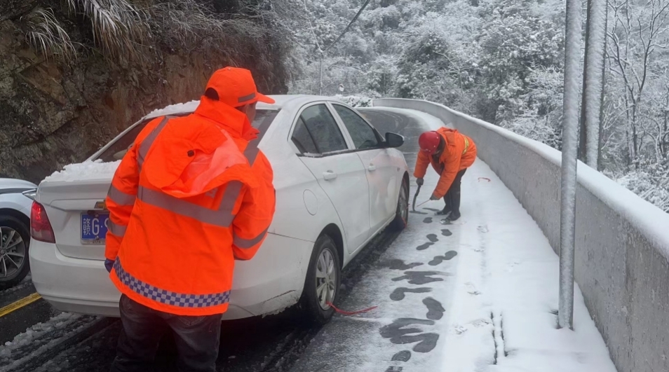 武宁公路分中心全力应对冰冻雨雪 确保道路安全畅通